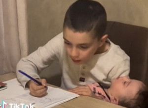 OSTAVILA JE NA KRATKO SINA SA NJEGOVOM MALENOM SESTROM, nije ni sanjala šta će se dogoditi: Kada se vratila zatekla je scenu zbog koje su joj suze navrle na oči! (VIDEO)