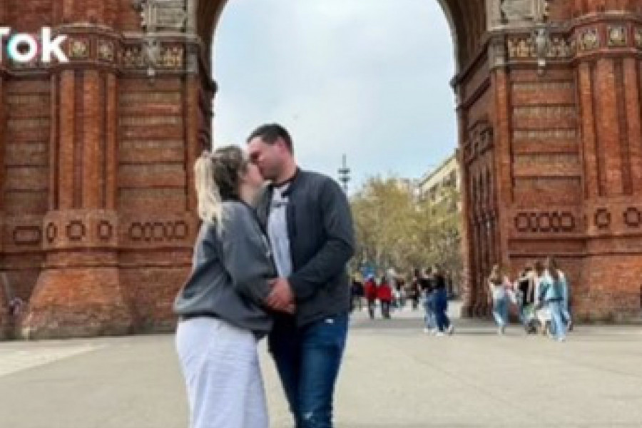 SA DEČKOM KOGA JE UPOZNALA NA TINDERU OTIŠLA JE NA ODMOR: Već na aerodromu ju je sačekalo šok otkriće, pojavila se trudnica s kamerama! (VIDEO)