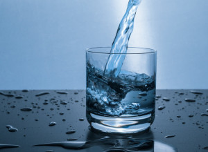 ZAŠTO BI TREBALO DA SVAKE NOĆI STAVITE ČAŠU VODE ISPOD KREVETA? Stručnjaci tvrde: Moguće je čudo!