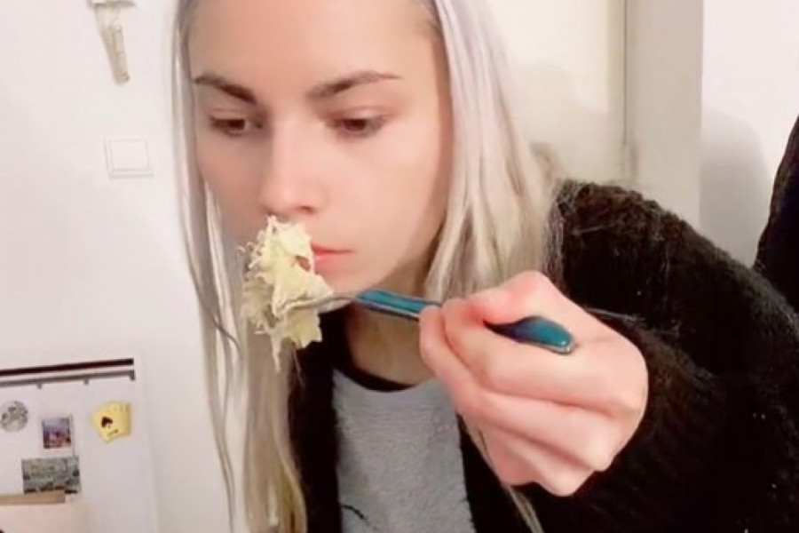 ONA JEDE NA KILOGRAME PUTERA I ULJA DNEVNO: I lekari zanemeli, evo šta joj to radi s telom! (VIDEO)