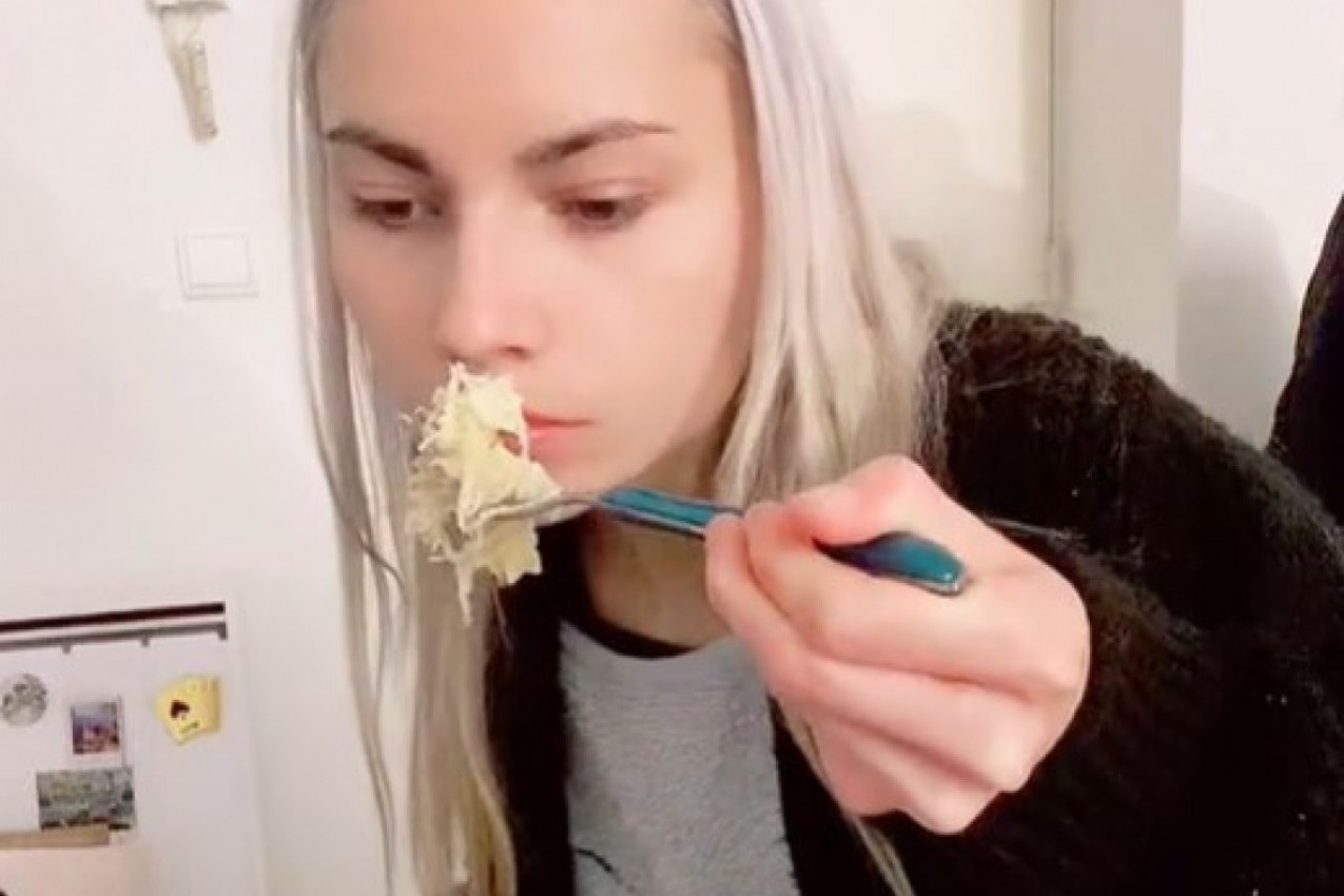 ONA JEDE NA KILOGRAME PUTERA I ULJA DNEVNO: I lekari zanemeli, evo šta joj to radi s telom! (VIDEO)