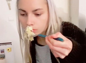 ONA JEDE NA KILOGRAME PUTERA I ULJA DNEVNO: I lekari zanemeli, evo šta joj to radi s telom! (VIDEO)