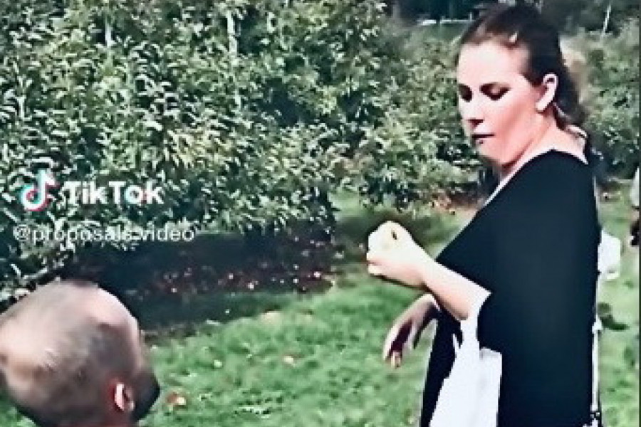 ŽELEO JE DA JE ZAPROSI NA NAJROMANTIČNII NAČIN, A USLEDIO JE ŠOK! Primio je udarac u glavu, a njena reakcija koja je usledila je tek zaprepašćujuća! (VIDEO)