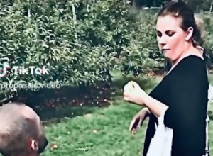 ŽELEO JE DA JE ZAPROSI NA NAJROMANTIČNII NAČIN, A USLEDIO JE ŠOK! Primio je udarac u glavu, a njena reakcija koja je usledila je tek zaprepašćujuća! (VIDEO)