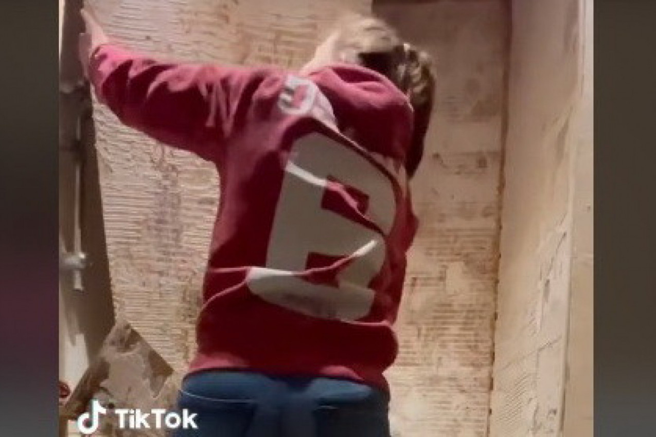RAZBILA JE ZID I PLOČICE U KUPATILU I USLEDIO JE KRIK! Žena je renovirala stan i nije ni sanjala šta će otkriti s druge strane pregrade: Ovo je kao početak horora! (VIDEO)