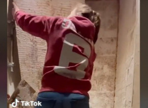 RAZBILA JE ZID I PLOČICE U KUPATILU I USLEDIO JE KRIK! Žena je renovirala stan i nije ni sanjala šta će otkriti s druge strane pregrade: Ovo je kao početak horora! (VIDEO)