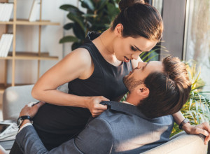 ŠEFICA GA JE OPČINILA, NE MOŽE DA JE IZBACI IZ GLAVE: "Njen parfem je opojan, njeno telo je neverovatno ali se bojim da ne izgubim posao!" (FOTO)