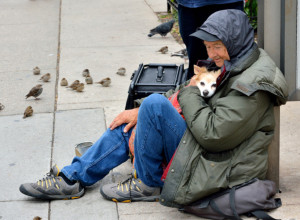 LJUBIMCU SU NAJSREĆNIJI PORED BESKUĆNIKA: Istraživanja pokazala zbog čeka životinje često prate ljude koji žive bez krova nad glavom (FOTO)