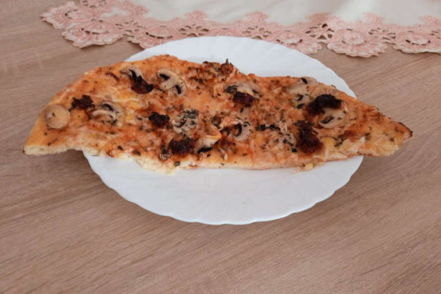 PICA KAKVU NISTE PROBALI, A KOJA OSVAJA NA PRVI ZALOGAJ: Savršeni užitak uz šampinjone i sudžuk po našem specijalnom receptu!
