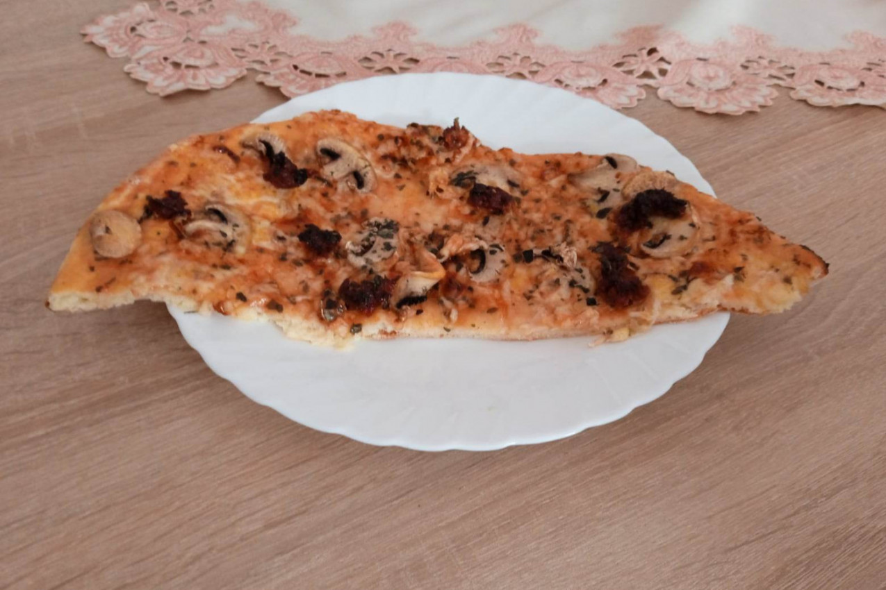 PICA KAKVU NISTE PROBALI, A KOJA OSVAJA NA PRVI ZALOGAJ: Savršeni užitak uz šampinjone i sudžuk po našem specijalnom receptu!