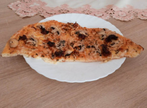 PICA KAKVU NISTE PROBALI, A KOJA OSVAJA NA PRVI ZALOGAJ: Savršeni užitak uz šampinjone i sudžuk po našem specijalnom receptu!