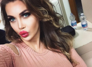 HTELA JE DA LIČI NA DŽESIKU REBIT, PA ZAVRŠILA U KOMI: Oglasila se lepotica koja je jedva preživela estetsku intervenciju, evo kako sada izgleda (FOTO)