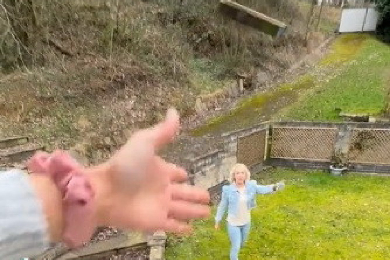 BACILA JOJ JE TELEFON SA TERASE, A ONA JE URADILA NEVEROVATNU STVAR! Ljudi u neverici: "Pa to je Nejmarova mama"! (VIDEO)