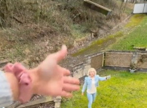 BACILA JOJ JE TELEFON SA TERASE, A ONA JE URADILA NEVEROVATNU STVAR! Ljudi u neverici: "Pa to je Nejmarova mama"! (VIDEO)