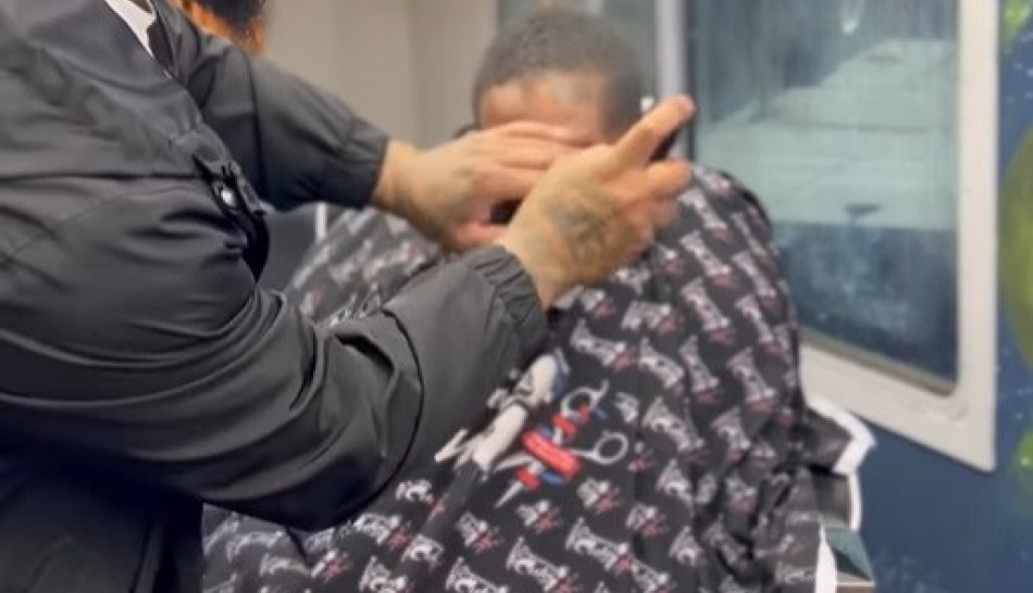 NA ULICI JE PRONAŠAO ZAPUŠTENOG STARCA BESKUĆNIKA I REŠIO DA GA SREDI: Kada ga je ošišao i obrijao usledio je šok, nije mogao da veruje koga vidi! (VIDEO)