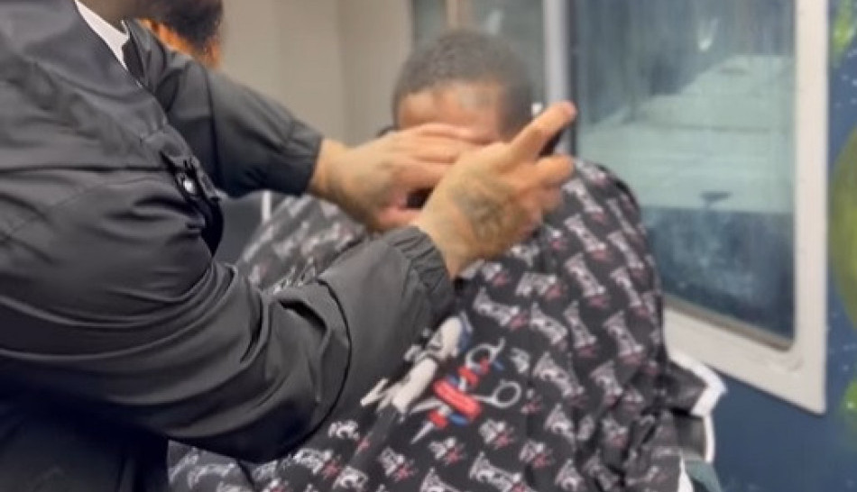 NA ULICI JE PRONAŠAO ZAPUŠTENOG STARCA BESKUĆNIKA I REŠIO DA GA SREDI: Kada ga je ošišao i obrijao usledio je šok, nije mogao da veruje koga vidi! (VIDEO)