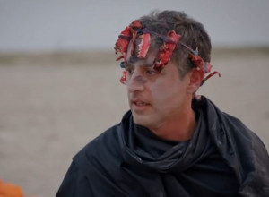 REPORTER POSETIO HINDUISTIČKU SEKTU, A ONO ŠTO SU GA NATERALI DA POJEDE IZAZIVA JEZU: Zbog tog TV priloga umalo nije završio gore nego u plemenu! (VIDEO)