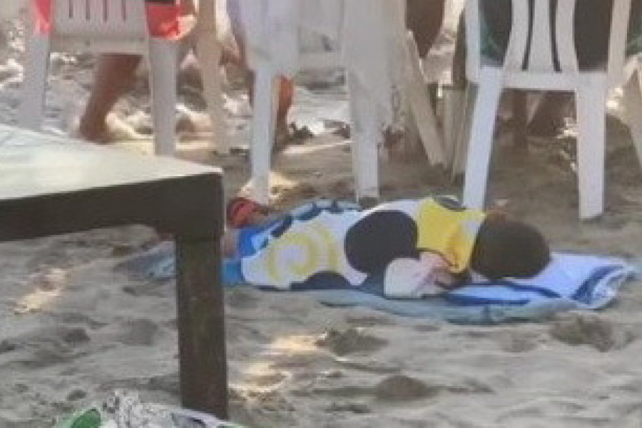 OSTAVILI SU DETE DA SPAVA NA PLAŽI DOK SU SE ZABAVLJALI S PRIJATELJIMA, a onda je usledio šok! Ovoj je noćna mora svakog roditelja! (VIDEO)