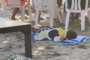 OSTAVILI SU DETE DA SPAVA NA PLAŽI DOK SU SE ZABAVLJALI S PRIJATELJIMA, a onda je usledio šok! Ovoj je noćna mora svakog roditelja! (VIDEO)