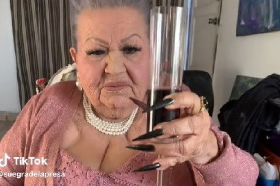 DA LI STE IKADA VIDELI OVAKVU SVEKRVU? Ljudi ne znaju u šta pre da gledaju: Šminka, nokti ili DEKOLTE!