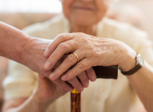 6  NAJRANIJIH ZNAKOVA PARKINSONOVE BOLESTI, javljaju se godinama pre dijagnoze: Dva su posebno učestala noću, jedan će vas IZNENADITI!