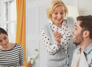 ŽELELA SAM USKRS IZ SNOVA, A ONDA SE NA MOJIM VRATIMA POJAVILA SVEKRVA S TIM U RUKAMA: Nisam mogla da verujem šta mi je priredila na praznik, bila sam uništena i ponižena!