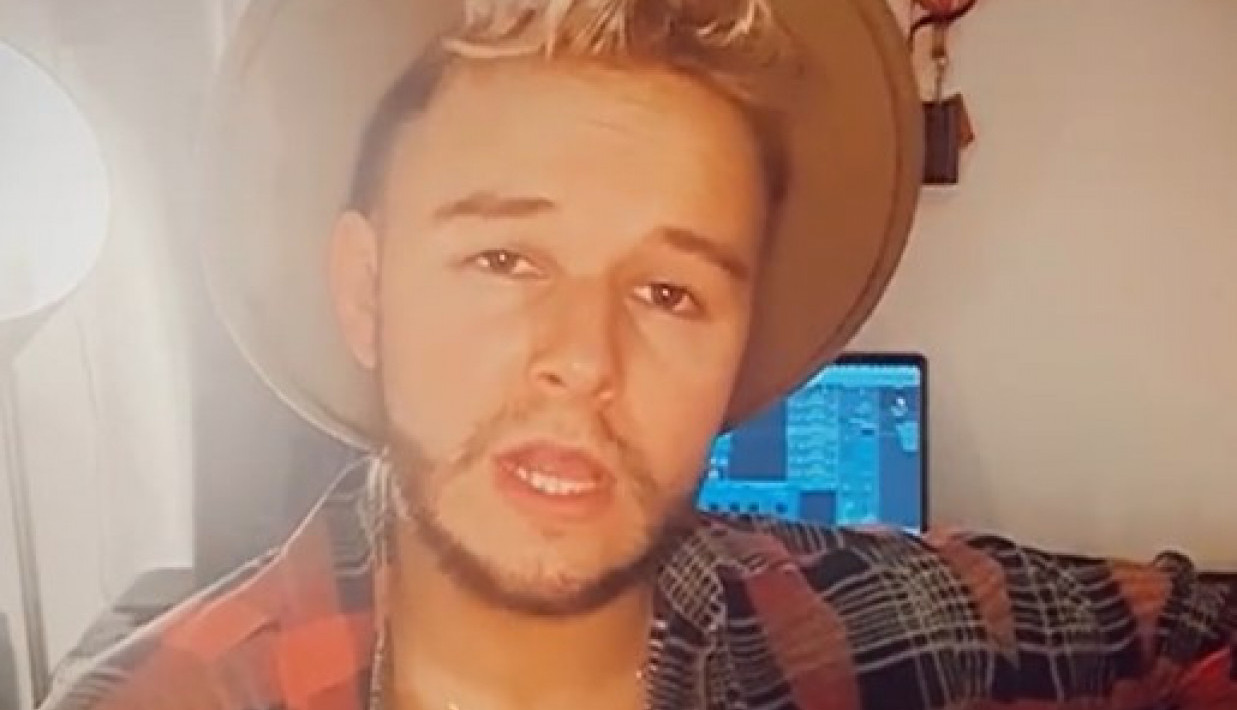 PEVAČU JE KOSA POČELA DA OPADA NA PEČATE: Nije mogao da se pomiri sa tim izgledom, odlučio se na radikalan potez (VIDEO)