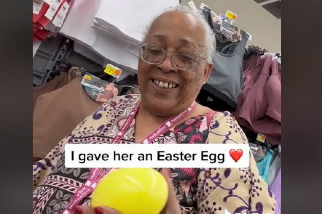 ZATRAŽIO JE STARICI NOVAC DA KUPI ĆERKI USKRŠNJI UKRAS, a kada je ona to odmah uradila, usledio je šok! Pružio joj je jaje i rekao da ga otvori, nesrećna žena je vrisnula i BRIZNULA U PLAČ!