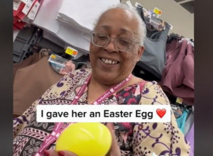 ZATRAŽIO JE STARICI NOVAC DA KUPI ĆERKI USKRŠNJI UKRAS, a kada je ona to odmah uradila, usledio je šok! Pružio joj je jaje i rekao da ga otvori, nesrećna žena je vrisnula i BRIZNULA U PLAČ!