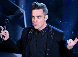 POŽUDNO GA GLEDALA U SVLAČIONICI: Slavna pevačica je bila ludo zaljubljena u Robija, a on ju je otkačio bez pardona!