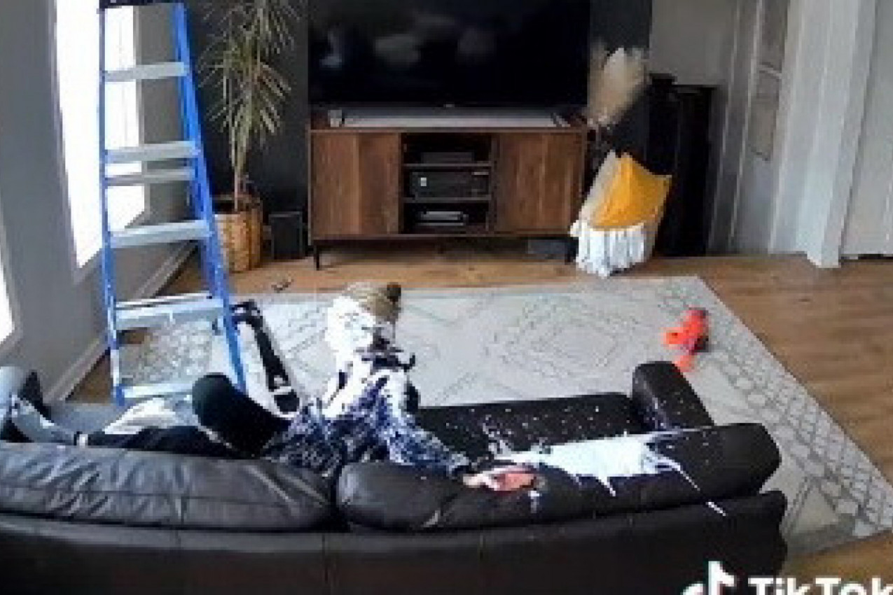 FARBALA JE PROZORE A ONDA SE ODJEDNOM SRUŠILA NA POD! Žena je zanemela kad je videla svoje dete (VIDEO)