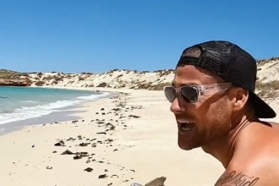 JUTJUBER JE OBILAZIO EGZOTIČNE PLAŽE I UŽIVAO NA SUNCU, A ONDA JE U PESKU UGLEDAO STRAVIČAN PRIZOR: Vrisnuo je i kamerom jurnuo ka tom mestu: Pomozite, ljudi! (VIDEO)