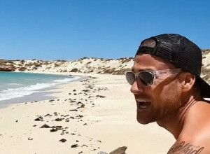 JUTJUBER JE OBILAZIO EGZOTIČNE PLAŽE I UŽIVAO NA SUNCU, A ONDA JE U PESKU UGLEDAO STRAVIČAN PRIZOR: Vrisnuo je i kamerom jurnuo ka tom mestu: Pomozite, ljudi! (VIDEO)