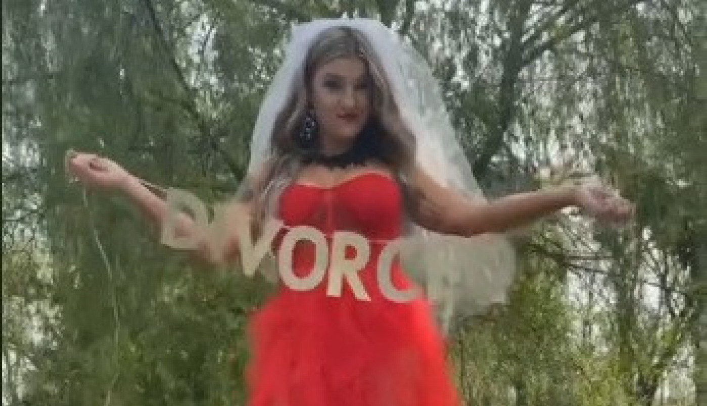 DRUŠTVENE MREŽE GORE ZBOG POTEZA OVE ŽENE POSLE RAZVODA: Završila je na stubu srama, ali ona tvrdi da slavi što je preživela! (VIDEO)