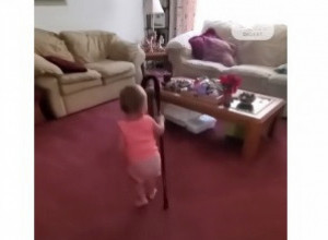 DEVOJČICA POKAZALA ŠTA JE KRIŠOM NAUČILA OD DEKE: Roditelji u neverici gledali, da li je ovo moguće? (VIDEO)