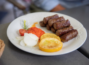 SARAJEVSKI ĆEVAPI PO DOMAĆEM RECEPTU: Ukusno i slasno kao sa roštilja!