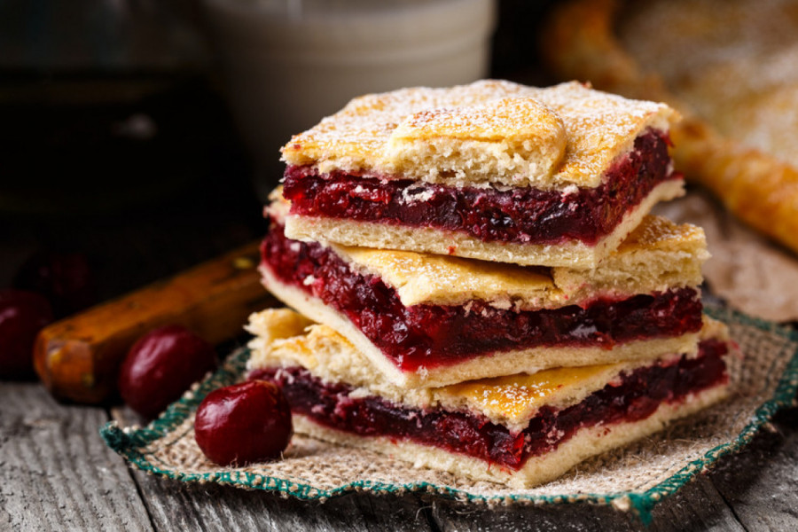 LENJA PITA SA VIŠNJAMA PO DOMAĆEM RECEPTU: Sočni zalogaji kojima nećete odoleti!
