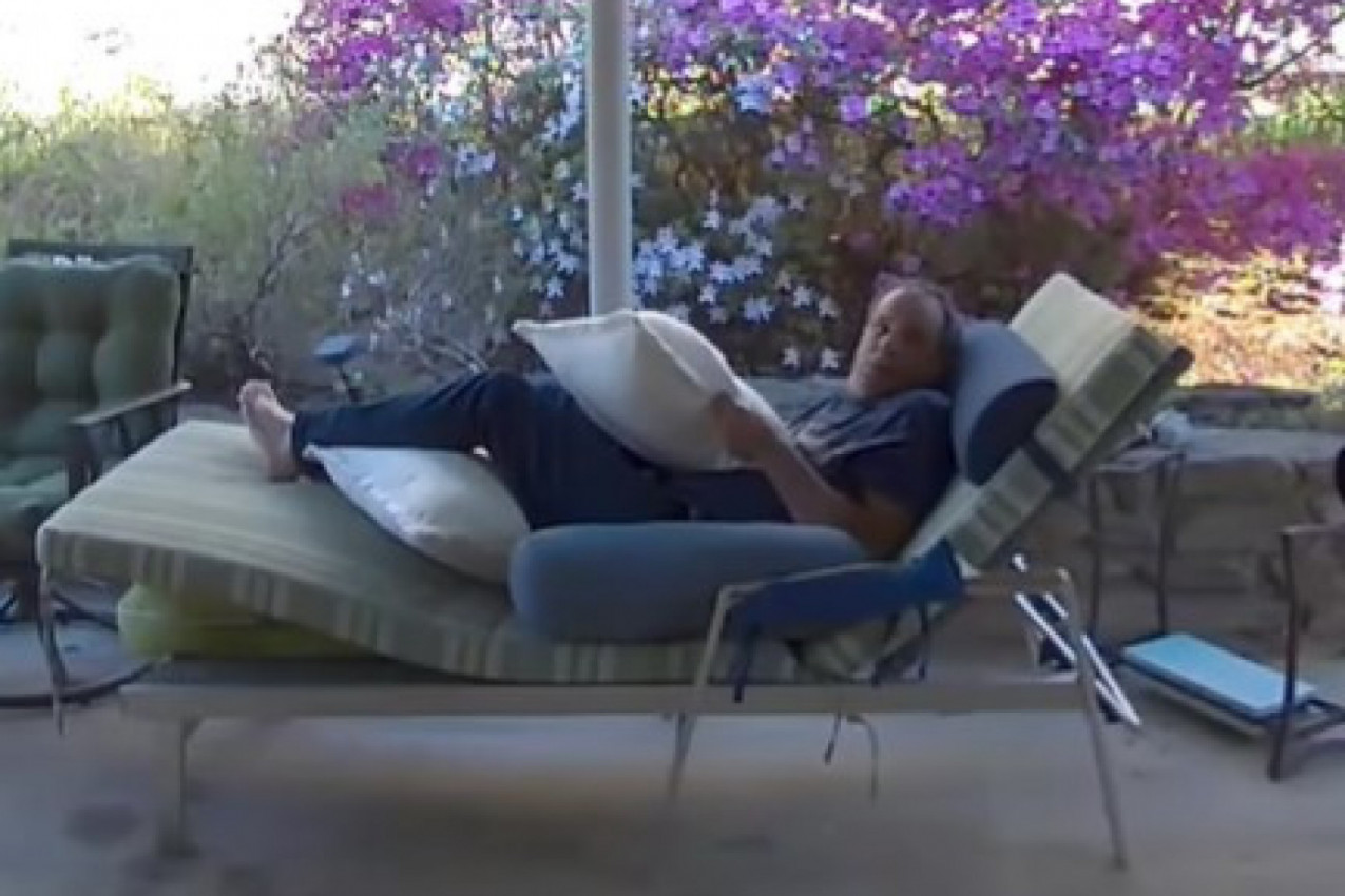 LEŽAO JE U DVORIŠTU, A KADA JE PODIGAO GLAVU UGLEDAO JE ZASTRAŠUJUĆI PRIZOR: Vrebao ga je sve vreme i zatim krenuo ka njemu (VIDEO)