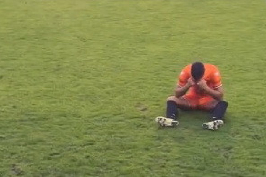 PLESAO JE NA TERENU ZBOG POBEDE, A ONDA JE VIDEO NJU NA TRIBINAMA: Samo se srušio i počeo da rida dok mu se ona približavala jedva hodajući! (VIDEO)