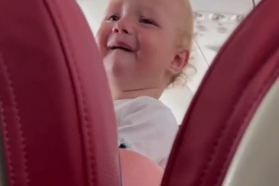 ŠOK U AVIONU: Beba je neprestano vrištala, a onda je jedna žena odlučila da uzme stvar u svoje ruke, nećete verovati šta je uradila! (VIDEO)