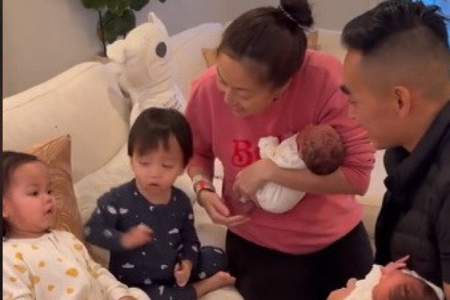 RODITELJI SVOJIM JEDNOGODIŠNJIM BLIZANCIMA POKAZALI NJIHOVU TEK ROĐENU BRAĆU! Usledio je šok, ovakvoj reakciji mališana se nikako nisu nadali! (VIDEO)