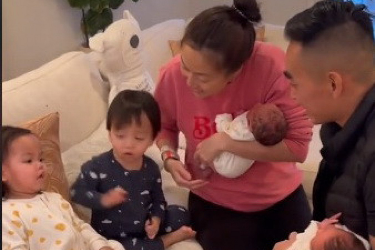 RODITELJI SVOJIM JEDNOGODIŠNJIM BLIZANCIMA POKAZALI NJIHOVU TEK ROĐENU BRAĆU! Usledio je šok, ovakvoj reakciji mališana se nikako nisu nadali! (VIDEO)