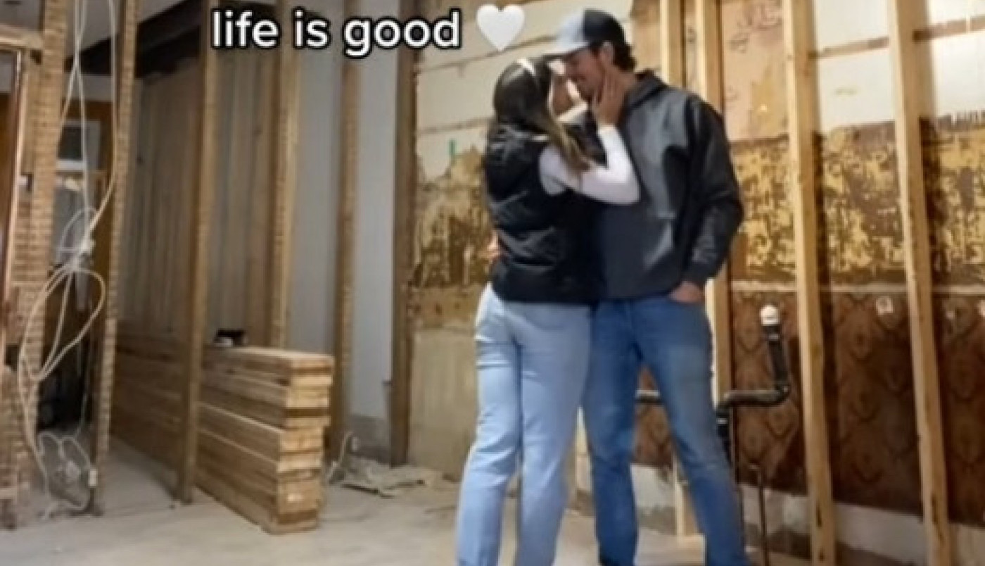 KUPILI SU KUĆU STARU 130 GODINA, A KADA SU POČELI DA RENOVIRAJU USLEDIO JE ŠOK! Bilo je krajnje jezivo, a onda je on vrisnuo: Nisam ni sanjao da sedimo na blagu! (VIDEO)