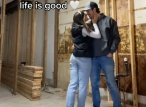 KUPILI SU KUĆU STARU 130 GODINA, A KADA SU POČELI DA RENOVIRAJU USLEDIO JE ŠOK! Bilo je krajnje jezivo, a onda je on vrisnuo: Nisam ni sanjao da sedimo na blagu! (VIDEO)