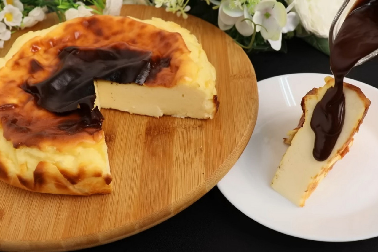 SLASNI KOLAČ GOTOV ZA 10 MINUTA: Bez brašna, bez želatina, a topi se u ustima! (VIDEO)