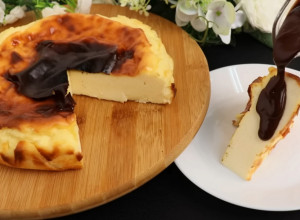 SLASNI KOLAČ GOTOV ZA 10 MINUTA: Bez brašna, bez želatina, a topi se u ustima! (VIDEO)