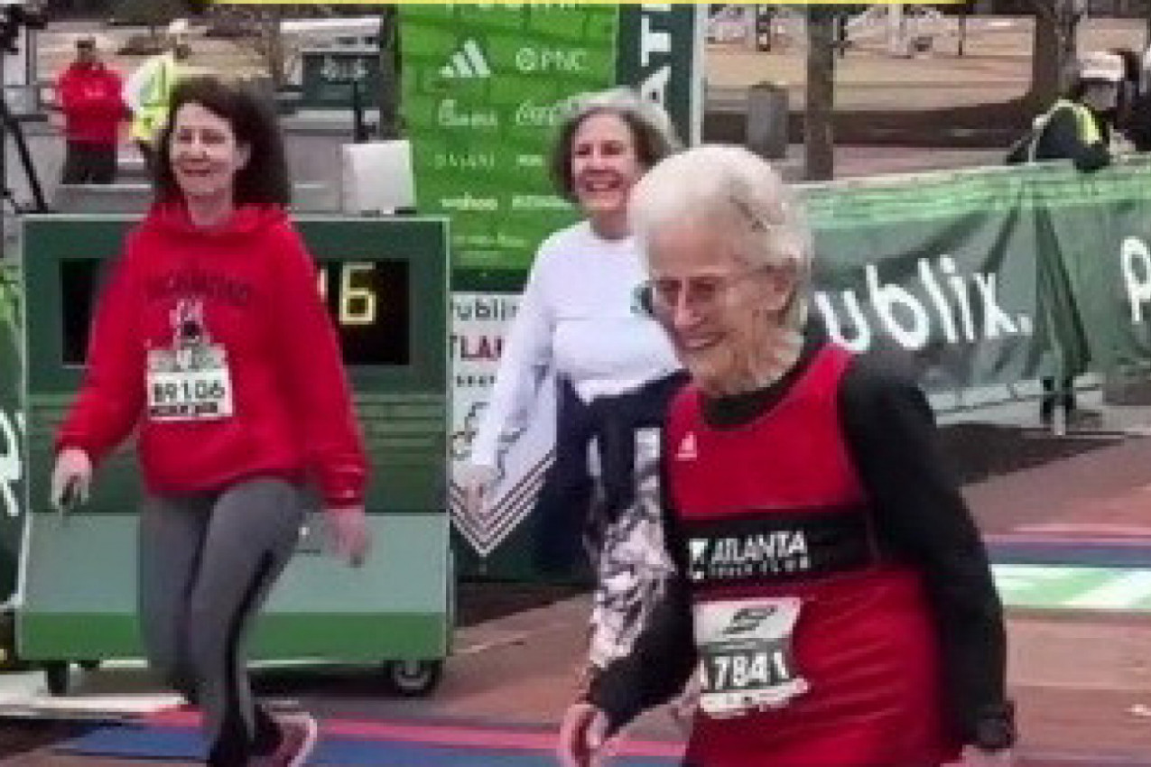 OVA STARICA IMA 98 GODINA, A ZBOG NJENOG PODVIGA SVI PLAČU! Otkrila je veliku tajnu: Evo šta joj se desi svaki put kada pređe trkačku liniju! (VIDEO)