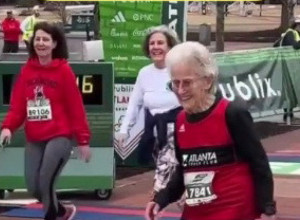 OVA STARICA IMA 98 GODINA, A ZBOG NJENOG PODVIGA SVI PLAČU! Otkrila je veliku tajnu: Evo šta joj se desi svaki put kada pređe trkačku liniju! (VIDEO)