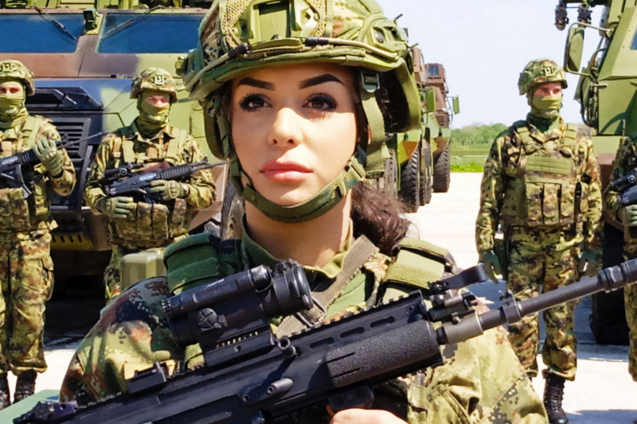 OTKRIVAMO KO JE TAMARA, lepotica koja je zasenila sve na Batajnici tokom vojne smotre: Njene reči moćnije su od oružja koje je čvrsto držala u rukama!
