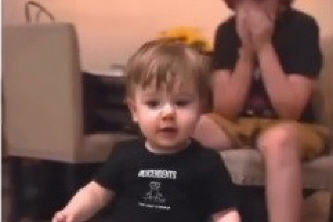 UČILI SU SINA DA HODA, ali usledila je njegova reakcija zbog koje su se skamenili: Majka je vrisnula od neverice! (VIDEO)